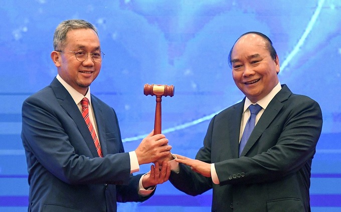 Đại sứ Brunei (trái) tiếp nhận búa Chủ tịch ASEAN từ Thủ tướng Nguyễn Xuân Phúc. Ảnh: Giang Huy.